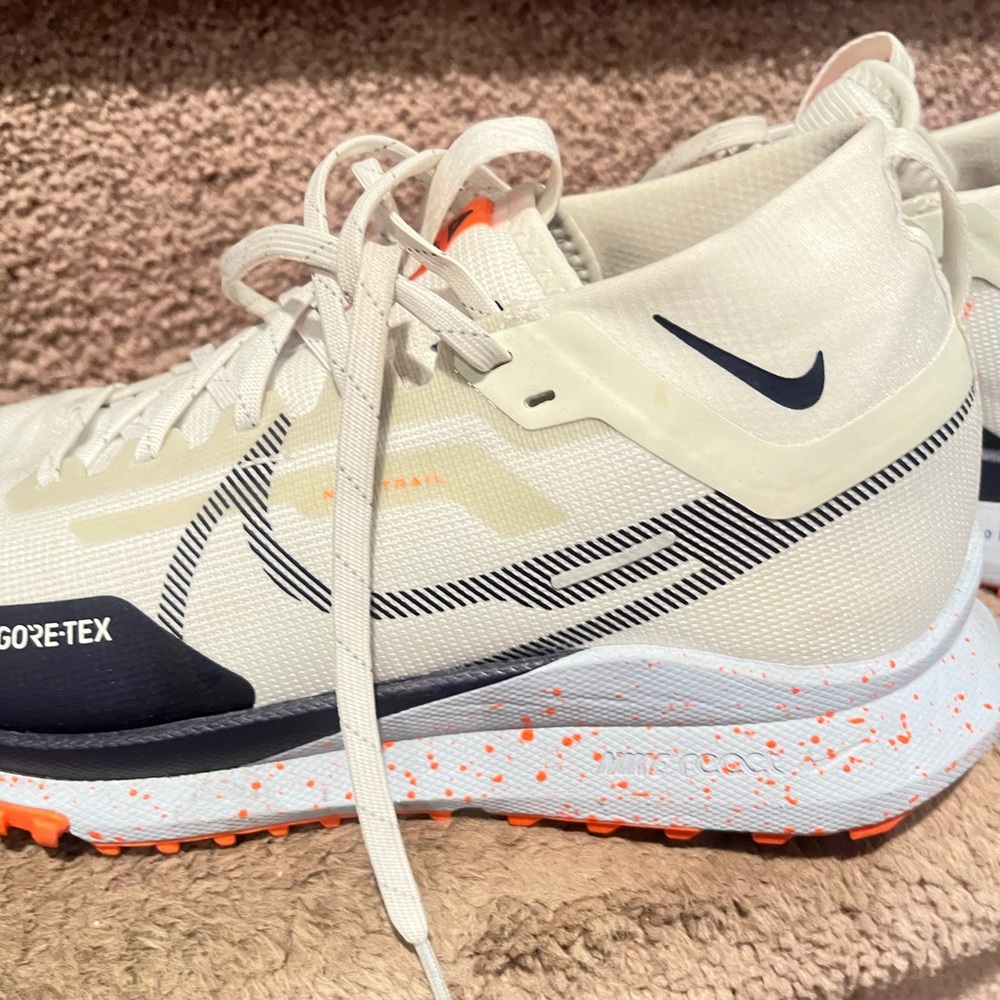 Beautiful size 9 White and Black Gore-Tex Nike Sneakers with Orange Accents.